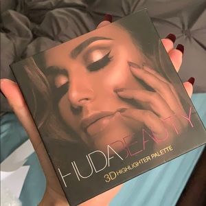 Huda highlighter palette